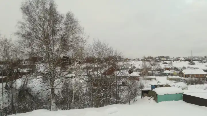 Обрывы из-за снегопада: жители Ордынского района вторые сутки сидят без света и воды