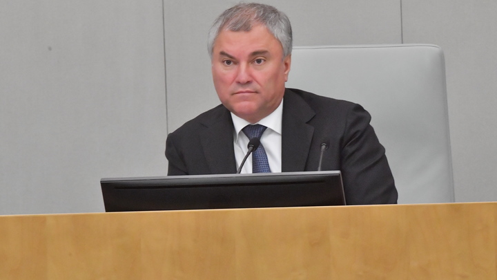 Володин указал на глобусе точку, куда нужно отправить охранников, не пустивших военного в Магадан