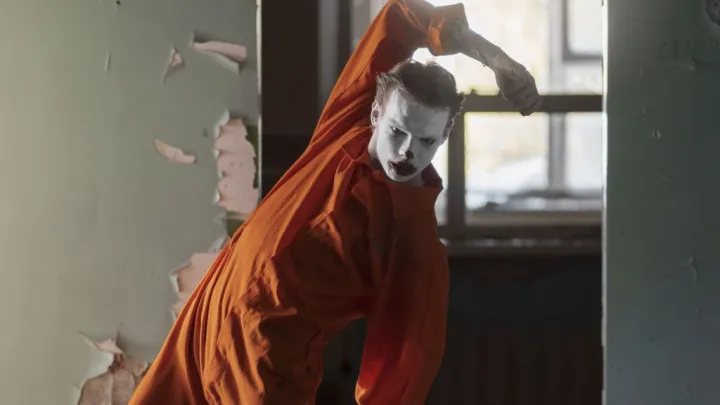 Кричал, что убьет первоклассников: жители челябинского ЖК просят спасти от соседа