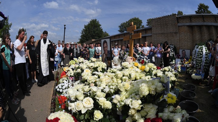 Беззащитны шипы: О скрытых смыслах песни Белые розы рассказал друг автора