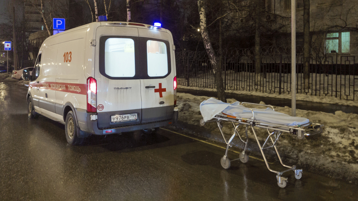 На Урале парень, упавший с многоэтажки, скончался в больнце