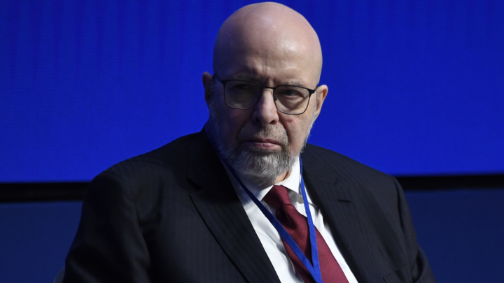 У ведущего Первого канала прошли обыски в США: Из особняка Дмитрия Саймса вывезли вещи