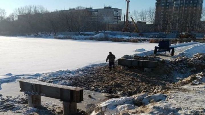Челябинцам придется переходить реку во время ремонта моста по бетонному переходу
