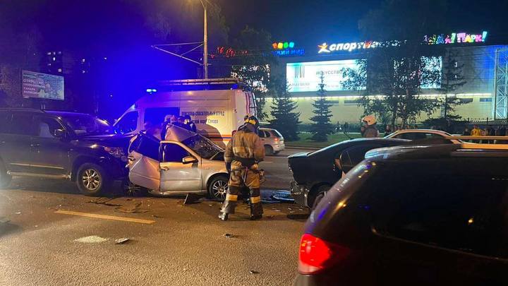 В Самаре у ТЦ Парк Хаус столкнулись семь автомобилей