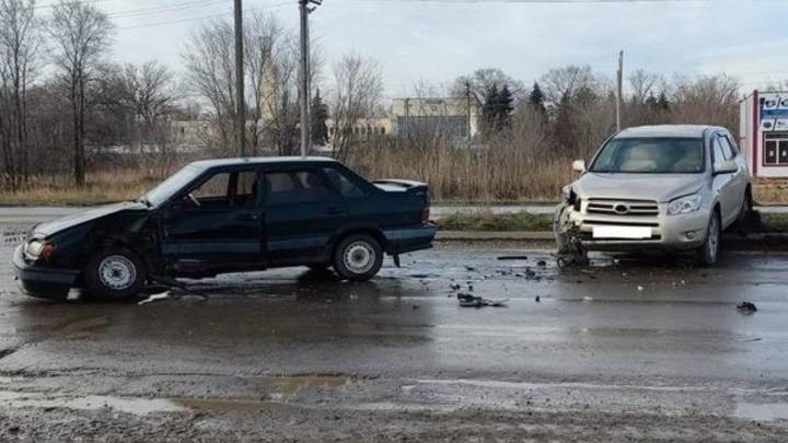 После дорожной аварии в Волгодонске 73-летнего водителя увезли на машине скорой помощи в больницу
