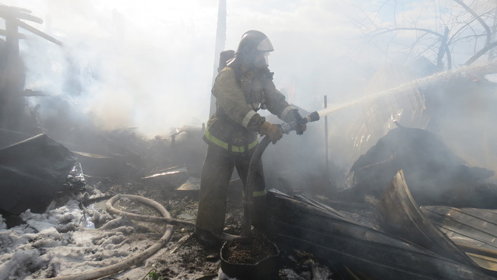 При тушении пожара в частном доме в Свердловской области погиб пожарный