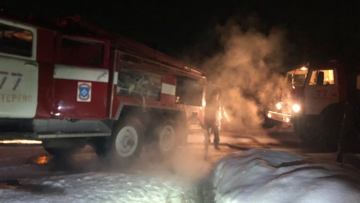В Петушинском районе спасатели эвакуировали из горящего дома восемь человек