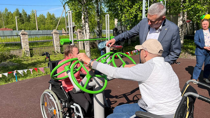 В Архангельске открыли спортивную уличную площадку для людей с ОВЗ