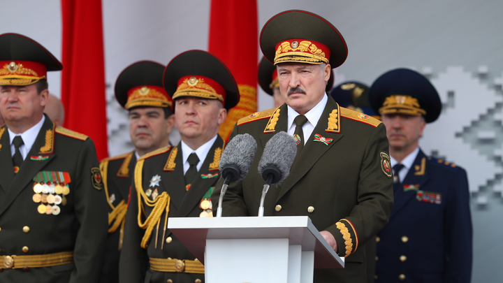 Лукашенко приказал проверить боевую готовность военных: Некоторых переведут на военное время