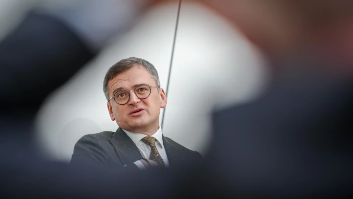 Хулил Москву, теперь - Зеленского. Бежавший как вор Кулеба плачется о тяжкой доле иностранной прессе