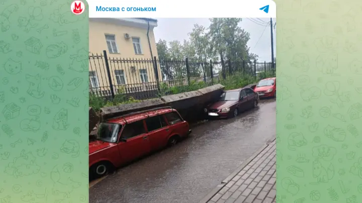 В Балашихе подмытый ливнем бетонный забор рухнул на автомобили