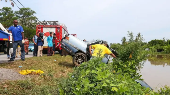 В Малайзии в затонувшей машине погибли жена с мужем и все их дети