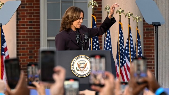 Харрис появилась на публике после поражения: Предсказание тёмных времён, суфлёры и белка