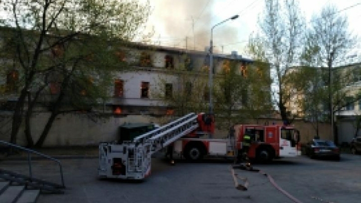 В Краснодаре загорелся хостел возле ТРК Сити центр — очевидцы