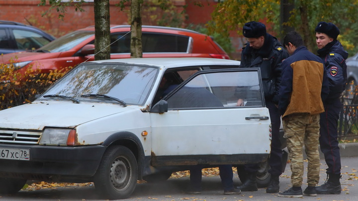 В Магнитогорске мигрант припарковался в подъезд и публично оскорбил русский народ