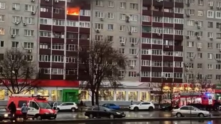 Появилось видео крупного пожара на бульваре Комарова в Ростове