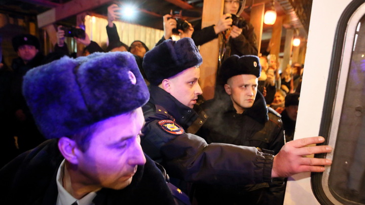 Ребят, снимайте!: Атаку на бойцов Росгвардии организовали митингующие