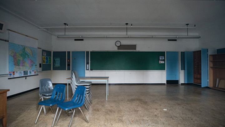 Учитель труда перестал быть мужиком: дети в ужасе, школа молчит