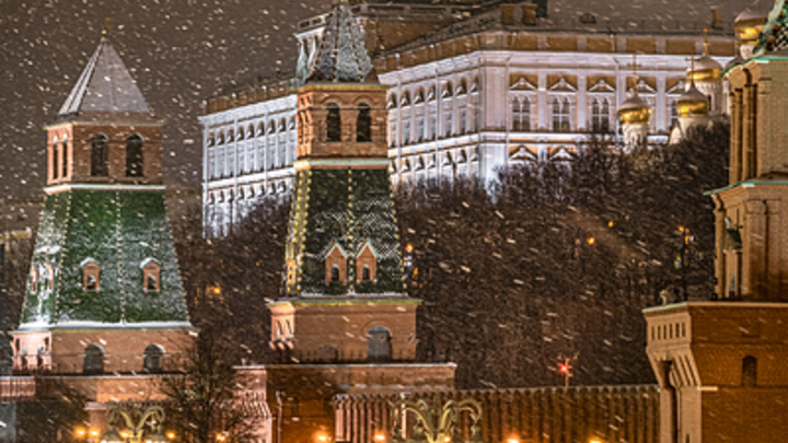 Лезгинка у Кремля и море мигрантов на Дворцовой: Гости захватили Москву и Петербург в Новый год
