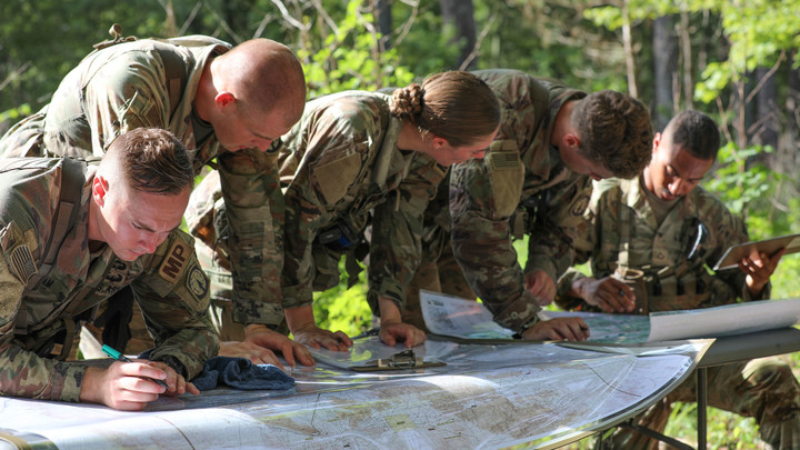 Подполковник США призвал Белый дом к ответу за отправку армии в Европу