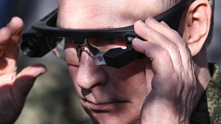 Стрекоза на голове, Аляска в руках: Путин в военной форме прилетел в Нижегородскую область на полигон Мулино