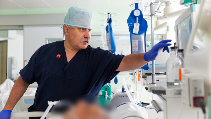 Семья реаниматолога Михаила Дерягина из Новосибирска получила орден от Владимира Путина