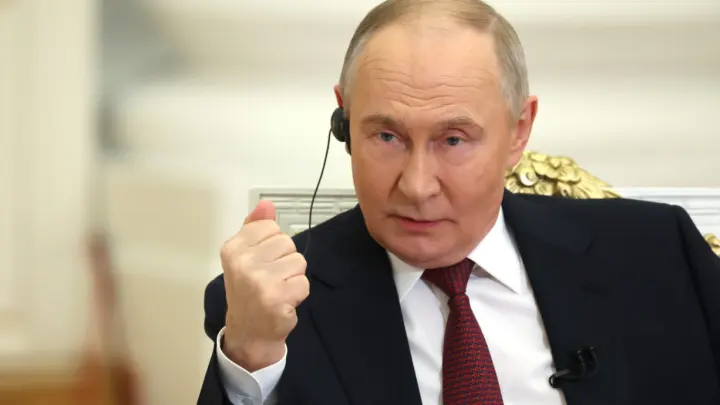 Стало известно, кому Путин показал кулак на форуме