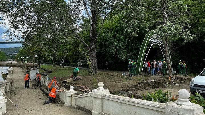 В Мацесте, пострадавшей во время наводнения, дороги отмывают спецтехникой и вручную