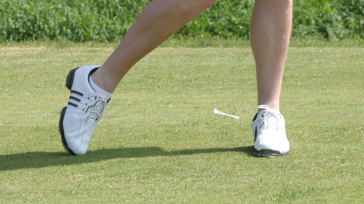 Как избавиться от неприятного запаха в кроссовках: Поможет простое средство