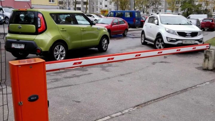 В Краснодаре с начала года снесли 155 незаконных шлагбаумов