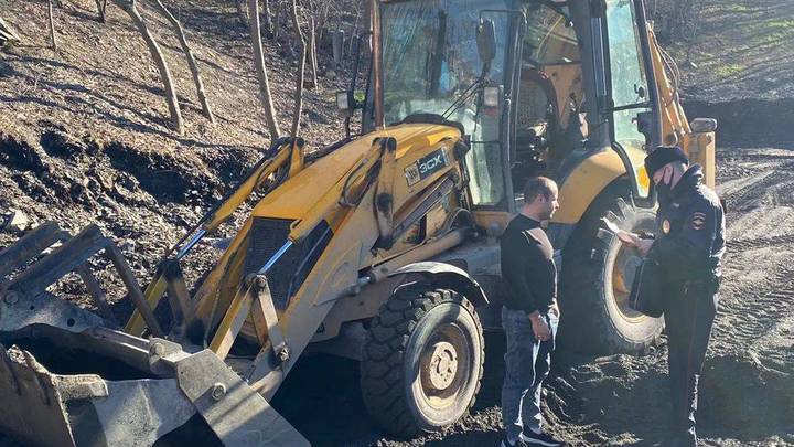 В Анапе полиция задержала рабочих, незаконно копавших бассейн на пляже