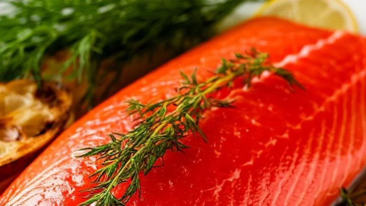 Подмена и окрашивание: как обманывают покупателей рыбы. Что не так с тунцом и лососем