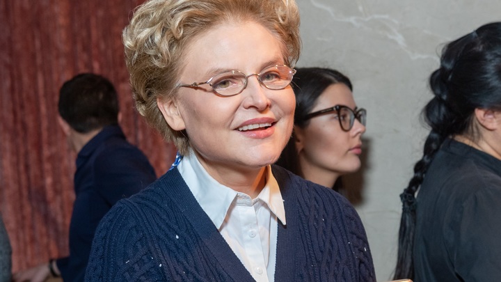 В программе Малышевой спели украинскую песню. Ведущая хлопала в ладоши