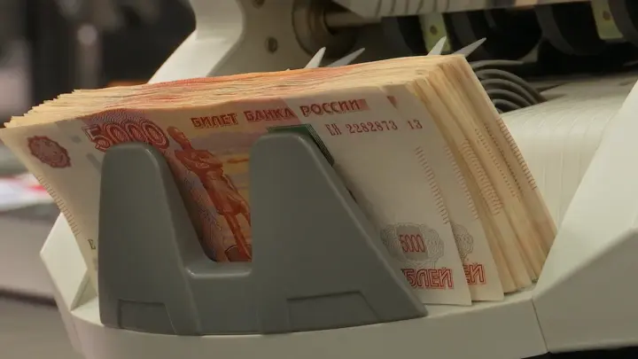 Почему снимают наличку в России: люди забирают проценты на вкладах
