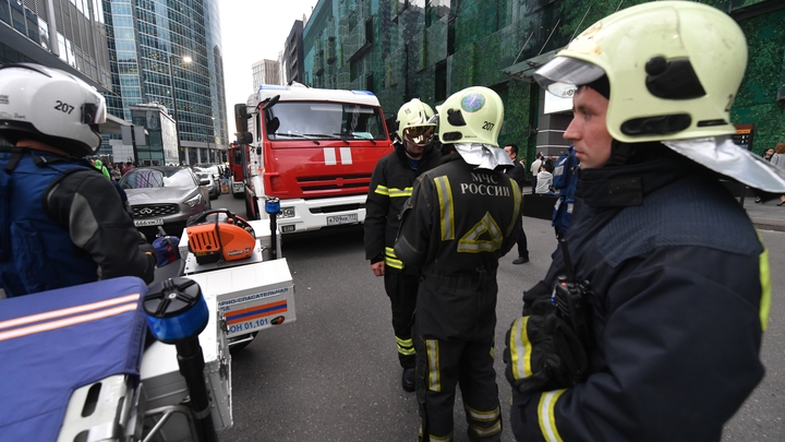Взрывы доносились с горящего автосервиса в Москве
