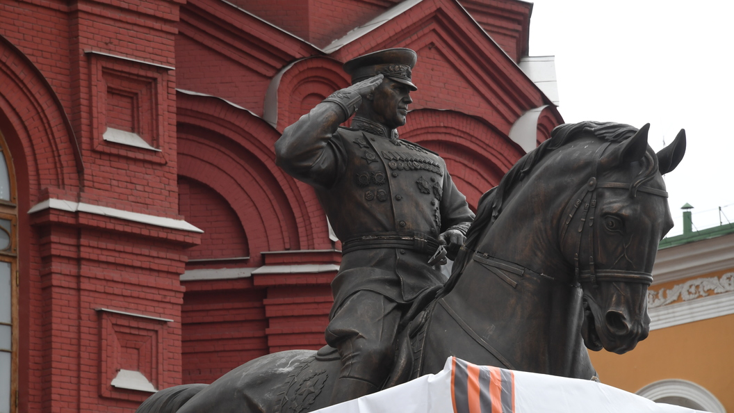 Что означает гур написанный на памятнике жукову. Памятник маршалу Жукову на Манежной площади в Москве. Памятник Георгию Жукову.