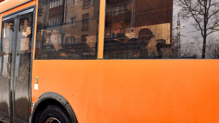 Где у тебя намордник?: кондуктор и пассажир подрались в автобусе из-за маски в Нижнем Новгороде