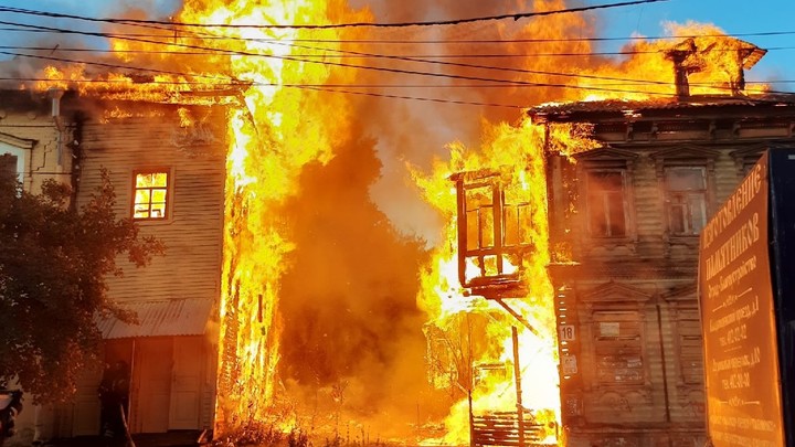 Два деревянных дома сгорели в центре Нижнего Новгорода, один человек погиб
