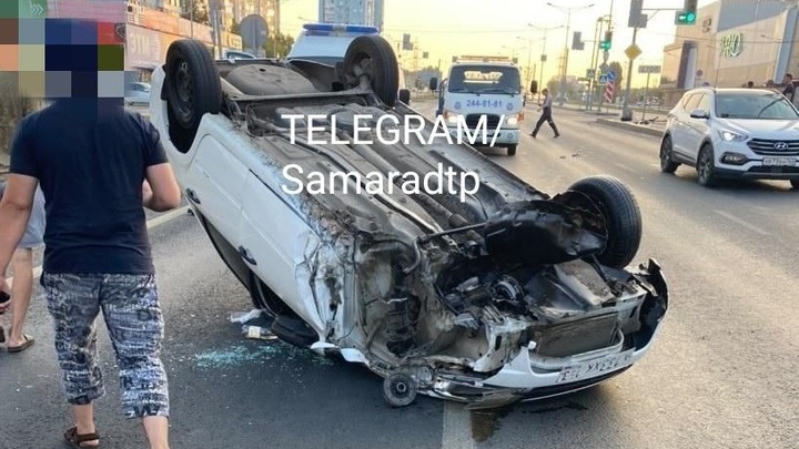 В Самаре перевернулся автомобиль такси: неудачно протаранил бордюр