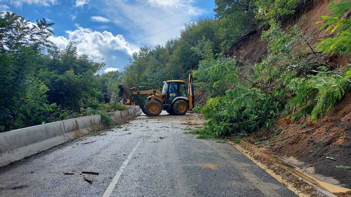 В Сочи сошедший на дорогу сель перекрыл выезд из села Барановка