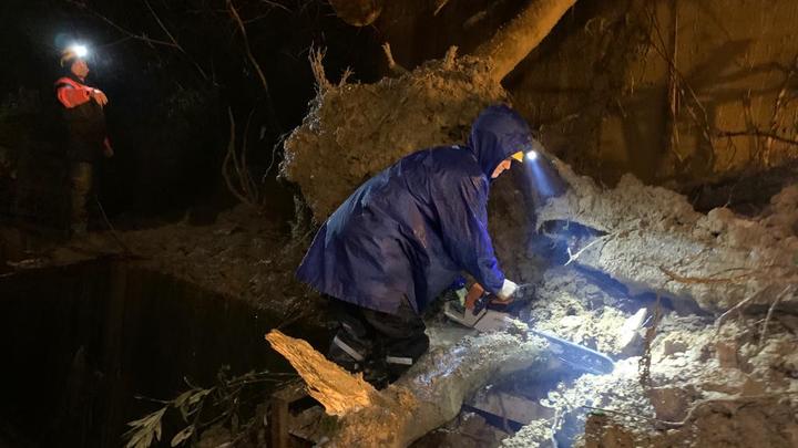 Активная фаза схода оползня в Сочи прекратилась — власти