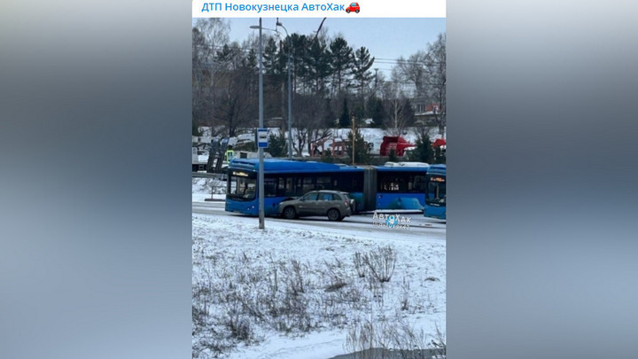 ДТП с участием автобуса и внедорожника произошло в Кузбассе