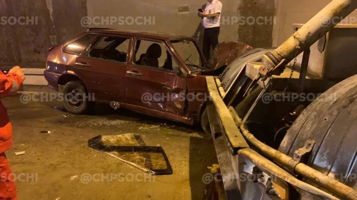 В Сочи шесть человек пострадали в массовом ДТП с грузовиками