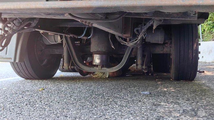 В Сочи водителя едва не раздавило под 32-тонной фурой во время ремонта