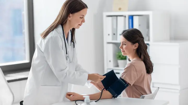 Бахнуло давления? Помоги себе сам: Кардиолог рассказал, как гипертоникам продержаться до приезда врачей