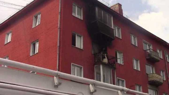 В Кузбассе инспектор ГИБДД помог 20 жильцам эвакуироваться из горящего дома