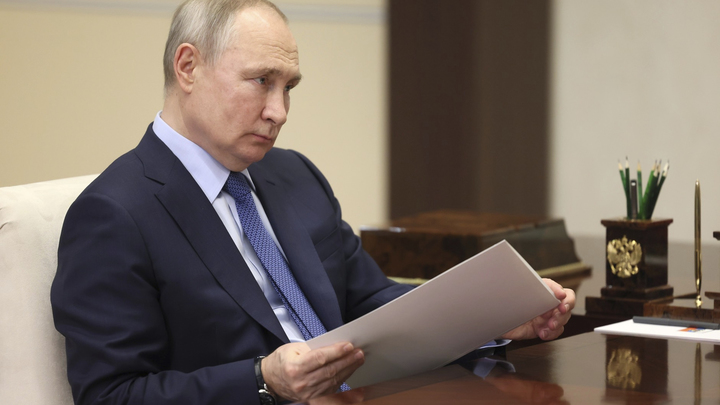Путин призвал постоянно бороться за суверенитет