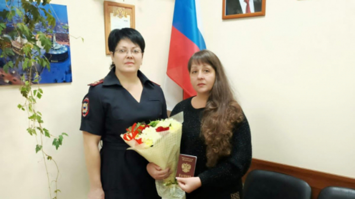 В Новосибирске русский паспорт вручили жительнице Луганской Народной Республики
