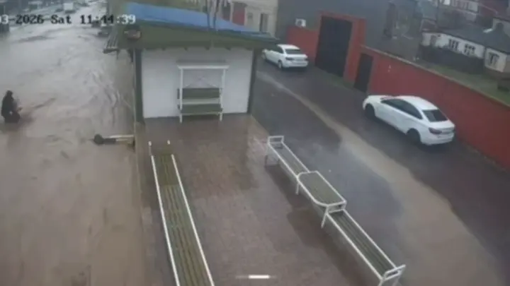 Прохожий вытащил ребёнка из потока в Махачкале, спасение попало на видео