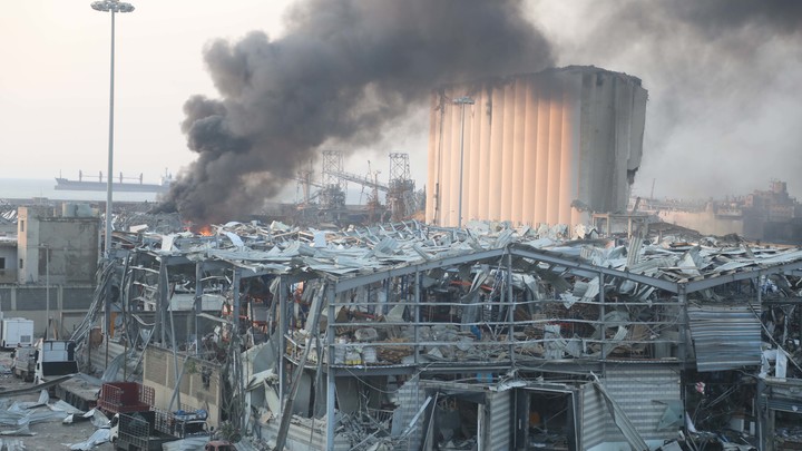 Экстремально близкое видео взрыва в Бейруте выявило нестыковки в версиях